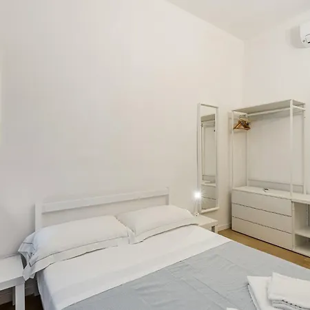 Guesthost - Giardino Della Fortezza Modern X6 With Patio Apartment *