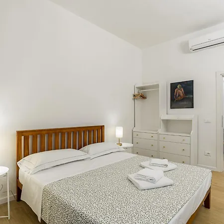 Guesthost - Giardino Della Fortezza Modern X6 With Patio Apartment Florence